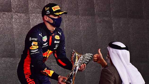 Max Verstappen z Red Bullu pebr trofej pro vtze Velk ceny Ab Zab.