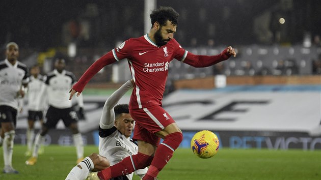 Mohamed Salah (v ervenm) z Liverpoolu postupuje s balonem.