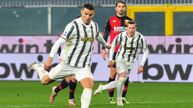 Cristiano Ronaldo stl z penalty tet gl Juventusu v zpase proti Janovu.