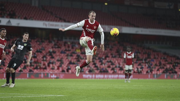 Rob Holding z Arsenalu ske za balonem bhem zpasu proti Burnley.