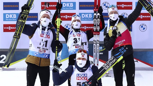 Norov obsadili ve sprintu prvn tyi msta. Zleva stoj Johannes Dale, Sturla Holm Lgreid a Johannes B, pod nimi pak Vetle Sjaastad Christiansen.