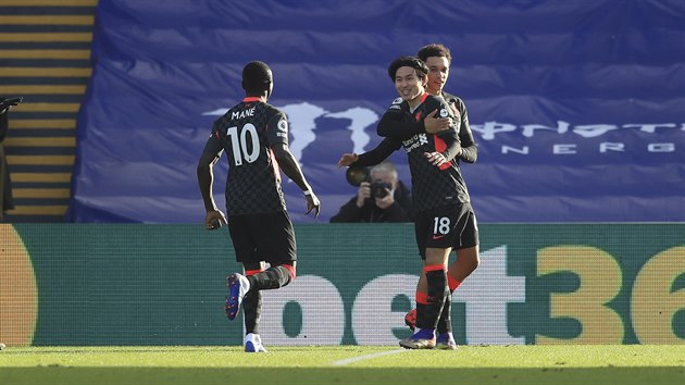 Takumi Minamino z Liverpoolu (. 18) se raduje z glu proti Crystal Palace.