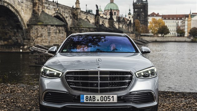 Nový Mercedes třídy S v kulisách Prahy