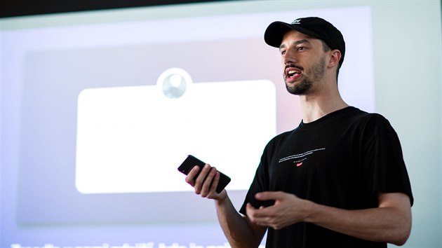 Jon� �umrik se v�nuje marketingu.
