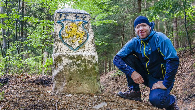 N nejstar hranin kmen Juliusstein stoj v hustch lesch na pomez Krunch hor a poho Smriny, nedaleko obce Kosteln.