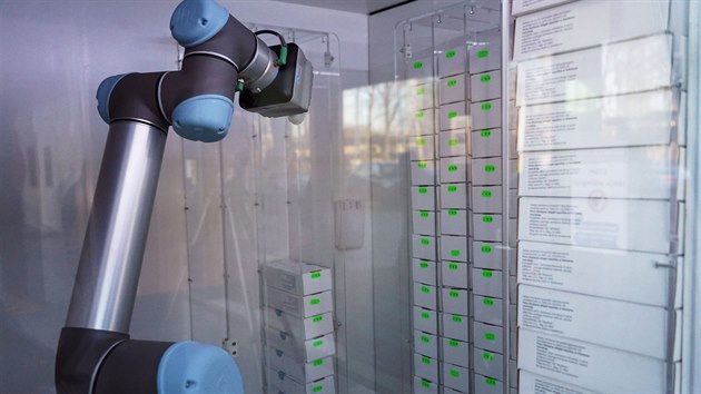 V Lotysku nainstalovali prvn automat, kter vydv testy na covid-19 a ukld vzorky od testovanch lid. (9. prosinec 2020)