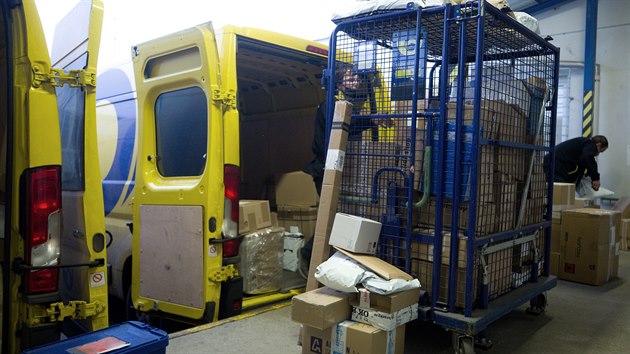 Pracovníci poštovního depa v Liberci musí denně zpracovat a vyexpedovat kolem dvanácti tisíc zásilek.