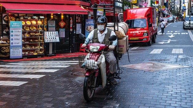 Poslek na motocyklu projd ulic jihokorejskho Soulu. (z 2020)