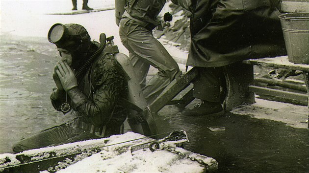 Pavel Gross s kamardem Vakem Rottem (sedc) po osudovm povnonm ponoru na tpna, kdy mlem zstal pod ledem.