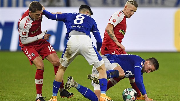 Momentka z utkn nmeck bundesligy mezi Schalke a Freiburgem.