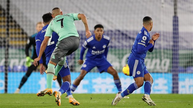 Glov momentka ze zpasu Leicesteru s Evertonem. Z dlky se prosadil brazilsk tonk Richarlison.