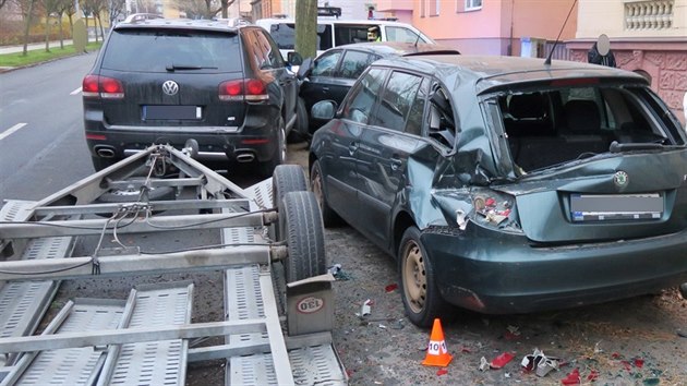 Vt pvsn vozk pokodil pi nehod v Opav nkolik dalch zaparkovanch automobil.
