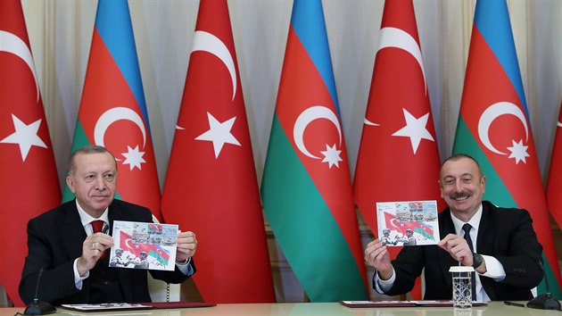 V zerbjdnskm Baku se konala vojensk pehldka na oslavu uzaven dohody s Armni ve sporu o Nhorn Karabach. Pehldku sledovali i prezident zem Ilham Alijev a tureck vldce Recep Tayyip Erdogan. (10. prosince 2020)