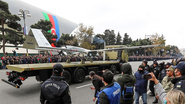 V zerbjdnskm Baku se konala vojensk pehldka na oslavu uzaven dohody s Armni ve sporu o Nhorn Karabach. Pehldku sledovali i prezident zem Ilham Alijev a tureck vldce Recep Tayyip Erdogan. (10. prosince 2020)