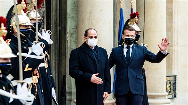 Francouzsk prezident Emmanuel Macron v Pai pivtal egyptskho prezidenta Abdala Fattha Ssho. (7. prosince 2020)
