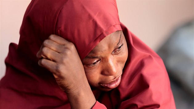 Teroristická organizace Boko Haram unesla ze školy v nigerijském městě Kankara stovky dětí. Na snímku je matka jednoho z nich. (14. prosince 2020)