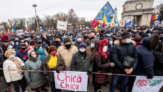 Moldavan protestovali proti vld pot, co kabinet odebral nov zvolen prezidentce Maie Sanduov dleit pravomoci. (6. prosince 2020)