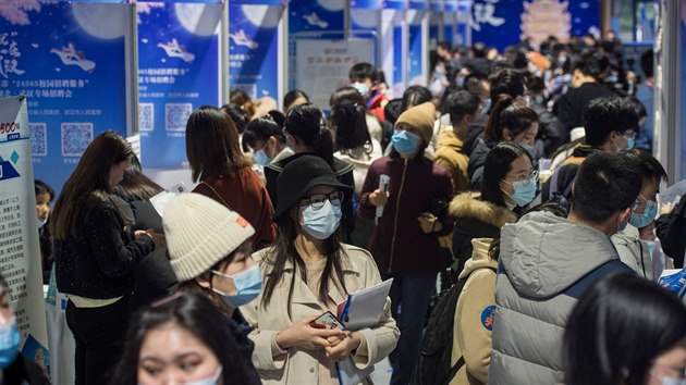 Souasn ivot ve Wu-chanu, odkud se na zatku letonho roku rozila pandemie koronaviru. (3. prosince 2020)
