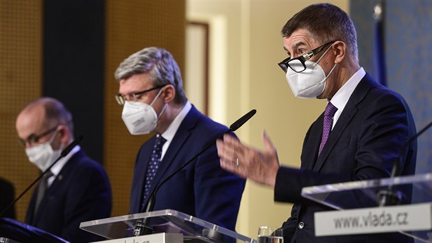 Zleva ministr zdravotnictv Jan Blatn, mstopedseda vldy Karel Havlek a pedseda vldy Andrej Babi vystoupili 14. prosince 2020 v Praze na tiskov konfereci po jednn vldy.