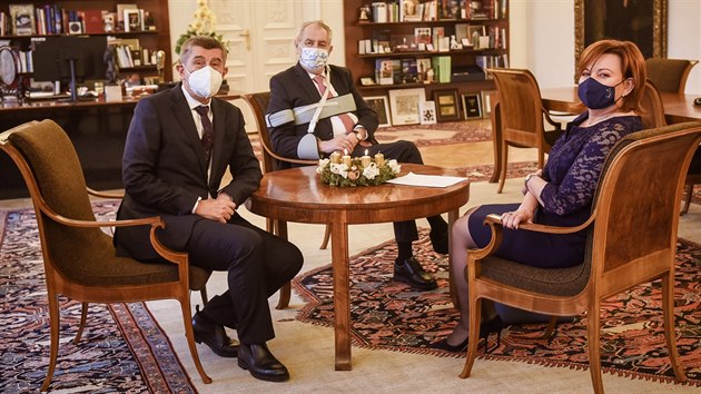 Premir Andrej Babi a ministryn financ Alena Schillerov se kvli daovmu balku vypravili na Hrad za prezidentem Miloem Zemanem.