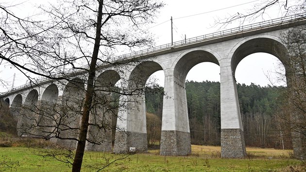 Z viaduktu u ikonna na Brnnsku se v roce 1970 po srce s nkladnm vlakem...