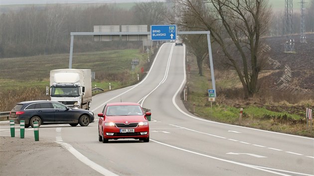 Napojení hlavního tahu mezi Brnem a Svitavami a silnice od Prostějova u Sebranic na Blanensku bylo svědkem řady nehod. Nebezpečí má v příštích letech snížit kruhový objezd.