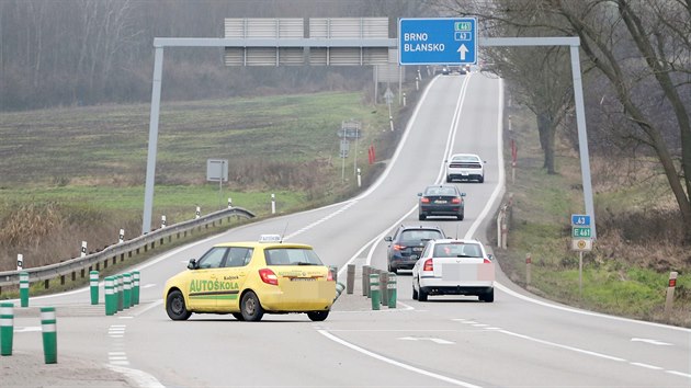 Napojení hlavního tahu mezi Brnem a Svitavami a silnice od Prostějova u Sebranic na Blanensku bylo svědkem řady nehod. Nebezpečí má v příštích letech snížit kruhový objezd.