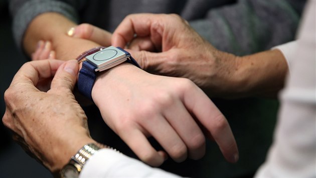 Speciální náramek připomínající hodinky monitoruje epileptické záchvaty u dětí.