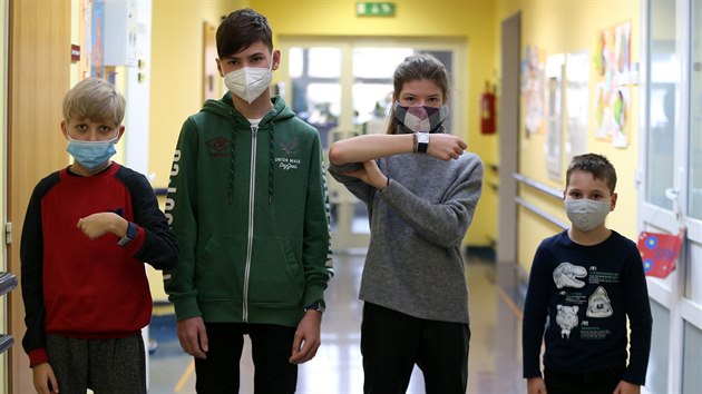 Čtyři dětští pacienti s epilepsií dostali v brněnské fakultní nemocnici speciální náramky, které budou zaznamenávat jejich záchvaty.