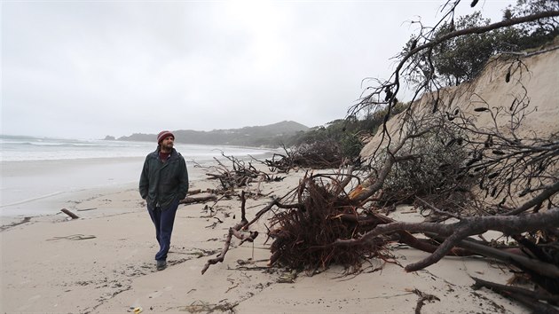 Erozivn sesuv pdy na oblben pli Byron Bay v Novm Jinm Walesu. (14. prosince 2020)