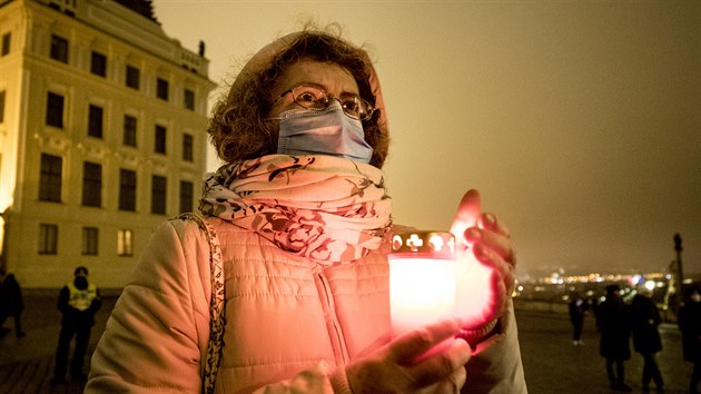 Vzpomnkov pochod Srdce na Hrad 2020 na Hradansk nmst v den vro mrt bvalho prezidenta Vclava Havla. V ele prvodu letos srdce ponesou akti sametov revoluce, hudebn skladatel a zpvk Michael Kocb a texta Michal Horek. (18. prosince 2020)