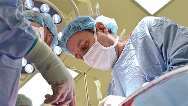 Brnnt ortopedit lkai operovali s novm systmem Ennovate skolizu patnctilet dvce.
