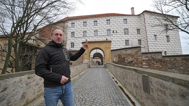 Kasteln Ludk ma ukazuje nov opravenou st fasdy nad hlavn branou do hradu v Ledi nad Szavou.