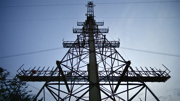 Tři mohutné stožáry u Studnic vyrostly v roce 1980. Jsou na nich zavěšeny vodiče pro napětí 400 tisíc voltů. Vědci zkoumají, jak se na nich tvoří námraza. A ta v nadmořské výšce 784 metrů vůbec není neobvyklá.