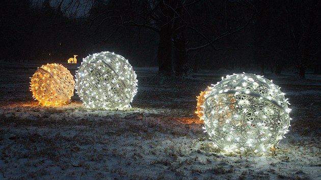 Do parku je lep�� vyrazit s baterkou, d� se v�ak orientovat i podle sv�t�c�ch instalac�