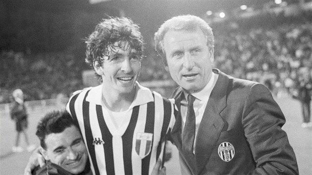 Paolo Rossi a trenr Giovanni Trapattoni po triumfu Juventusu Turn v Pohru mistr evropskch zem v roce 1985.