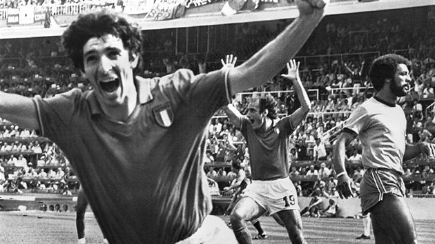 Paolo Rossi v dresu italsk reprezentace slav gl v utkn proti Brazlii na mistrovstv svta 1982.
