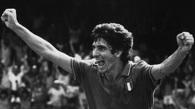 Paolo Rossi v dresu italsk reprezentace slav gl v utkn proti Polsku na mistrovstv svta 1982.