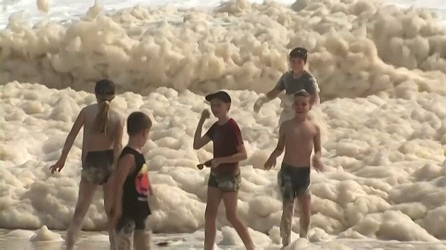 Australany překvapila na plážích hustá mořská pěna. Žena v ní ztratila psa  - iDNES.cz