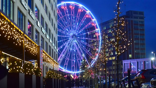 U Obchodního domu ve Zlíně je umístěno vyhlídkové
vánoční kolo vysoké přes 24 metrů.