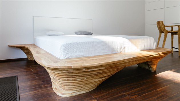 Okraj postele je tvarovan pro sezen.