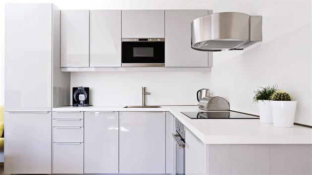 Jednoduchý design kuchyně z IKEA nenápadně doplňuje celý barevný koncept bytu.
