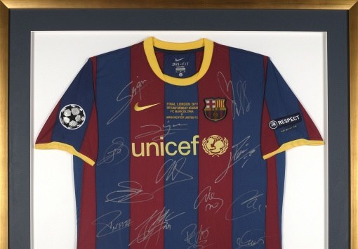 Nejvyí vyvolávací cenu v aukci bude mít dres FC Barcelona  s podpisy hrá...