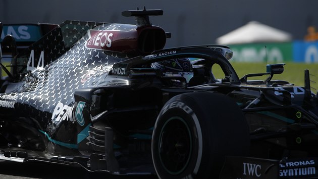 Lewis Hamilton z Mercedesu v trninku na Velkou cenu Ab Zab.