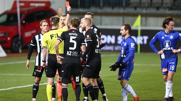 Fotbalist eskch Budjovic protestuj proti odpskan penalt a erven kart pro Maksyma Talovierova.