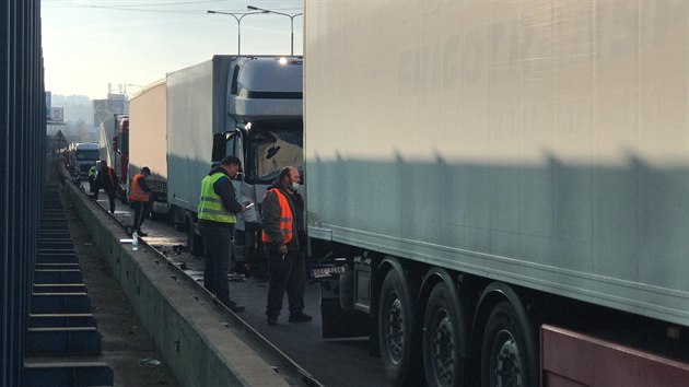 Provoz na Jižní spojce komplikuje srážka čtyř kamionů a dodávky. (14.12.2020)