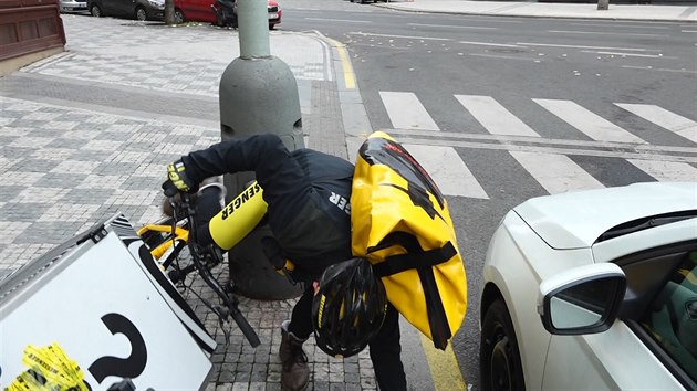 Cargokolo se řídí hůř než klasický bicykl. Reportér Smlsal podcenil opatrnost při zatáčení.