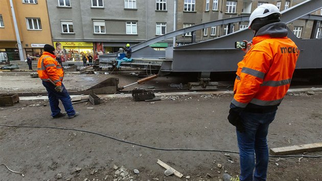 Stavbaři zahájili náročné nasunutí téměř 300 tun vážící mostní konstrukce přezdívané Rejnok nad řeku Moravu v Olomouci na Masarykově třídě. Pro přesun mostní konstrukce je na ní vepředu upevněna žlutá část, takzvaný výsuvný nos, která bude po transportu odstraněna.