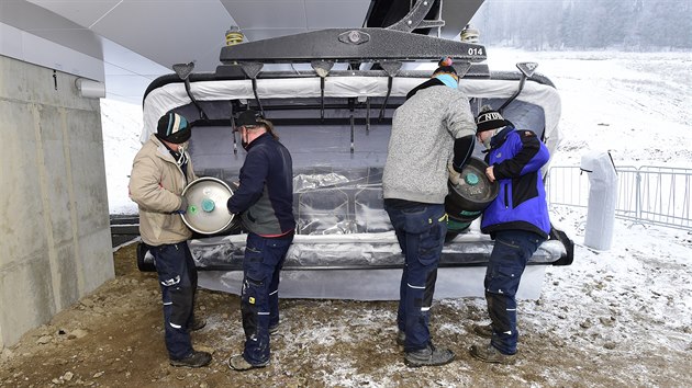 V horském areálu Kraličák na Šumpersku na úpatí masivu Kralického Sněžníku se 11. prosince 2020 uskutečnily drážní zkoušky nejmodernější šestisedačkové lanovky v Česku. Zátěž simulovalo 185 pivních sudů.