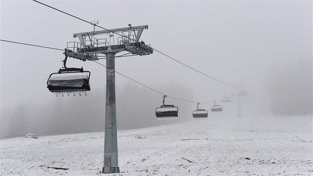 V horském areálu Kraličák na Šumpersku na úpatí masivu Kralického Sněžníku se 11. prosince 2020 uskutečnily drážní zkoušky nejmodernější šestisedačkové lanovky v Česku. Zátěž simulovalo 185 pivních sudů.